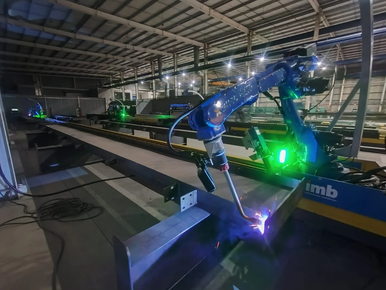 Robot industrial ejecutando una aplicación de soldadura
