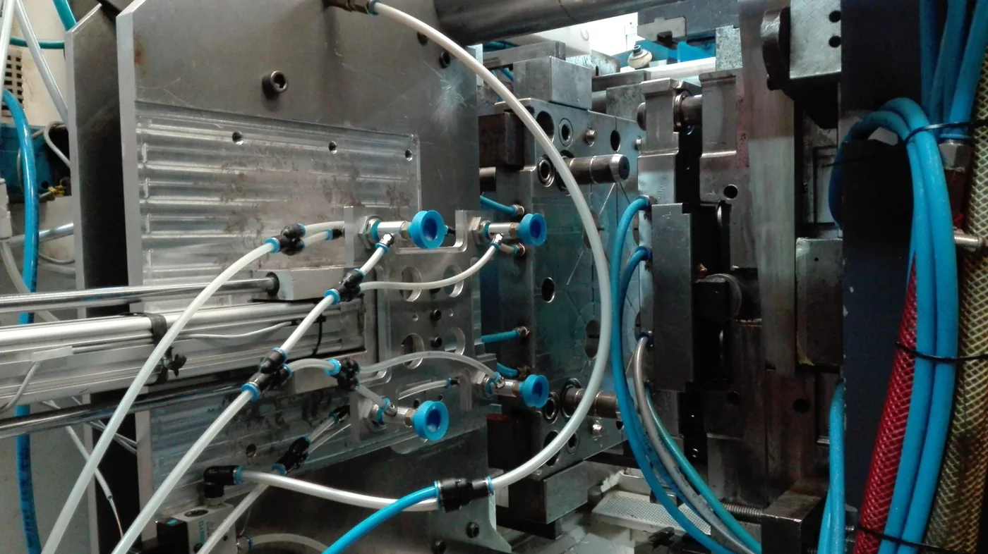 Herramienta neumática de manipulación instalada en una máquina industrial